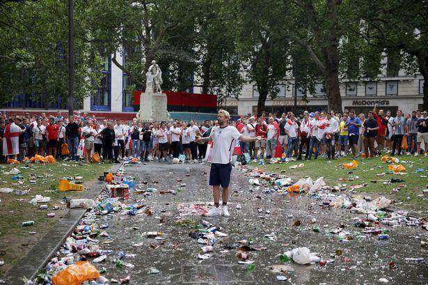 开云体育-【手记】看看温布利外的“垃圾场”，这就是足球回家？