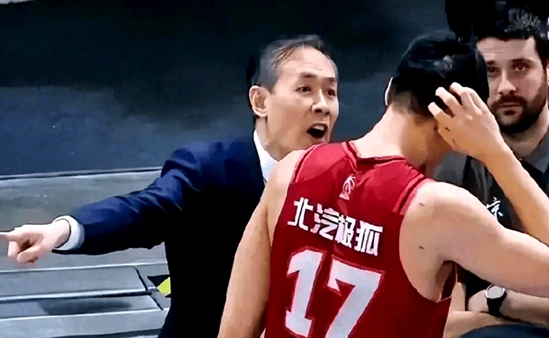 开云-拿600万，打鱼腩正负值0+被杨文学单吃2次，球迷：原地退役吧